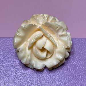 💛 Vintage Carved Bone Rose Flower Brooch
